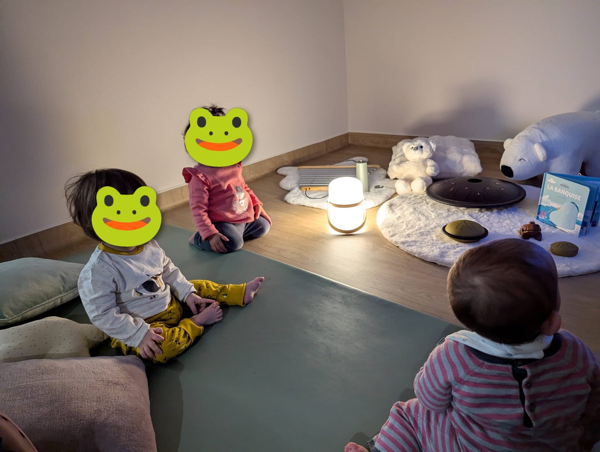 Enfants découvrant les sons avec instruments doux