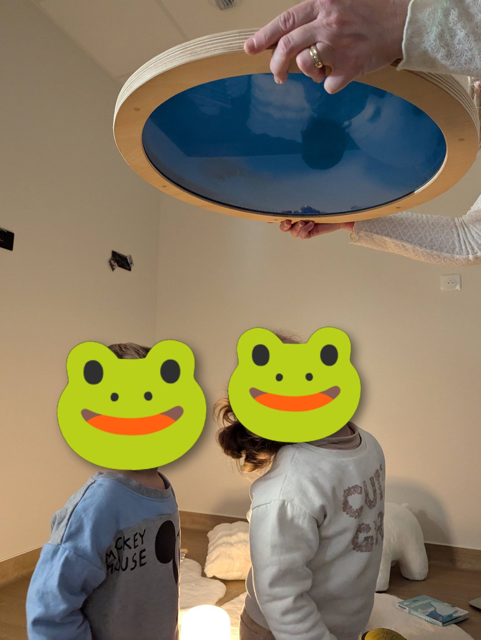 Enfants jouant avec instruments et mouvements ludiques